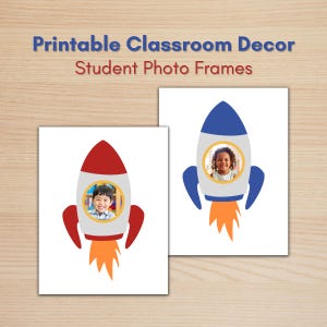 Puede incluir: Decoración de aula imprimible Marcos de fotos para estudiantes con dos recortes de papel en forma de cohete. Un cohete es rojo y gris con una llama naranja, el otro es azul y gris con una llama naranja. Cada cohete tiene un recorte circular.