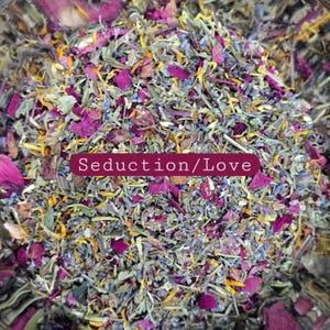 Puede incluir: Un primer plano de una mezcla de hierbas y flores secas, incluyendo lavanda, pétalos de rosa y otras plantas. El texto "Seduction/Love" está impreso en una etiqueta.