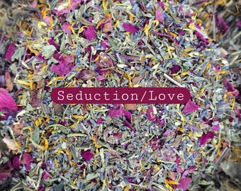 Könnte beinhalten: Nahaufnahme einer Mischung aus getrockneten Kräutern und Blüten, darunter Lavendel, Rosenblüten und andere Pflanzen. Der Text "Seduction/Love" ist auf einem Etikett aufgedruckt.