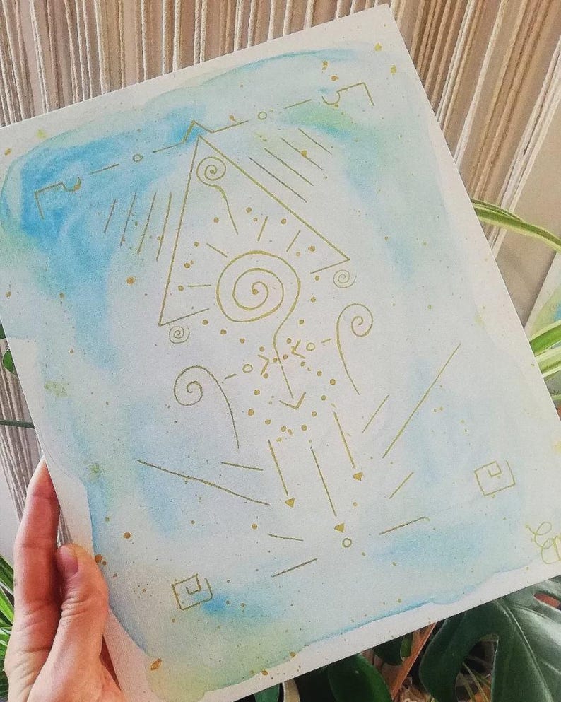 K&ouml;nnte beinhalten: Ein rechteckiges Blatt Papier mit einem Aquarellverlauf in Hellblau und Gr&uuml;n. Die Oberfl&auml;che ist mit goldenen Tuschezeichnungen verziert, die aus einem zentralen Dreieck, Spiralen, Punkten und vertikal angeordneten geometrischen Symbolen bestehen.
