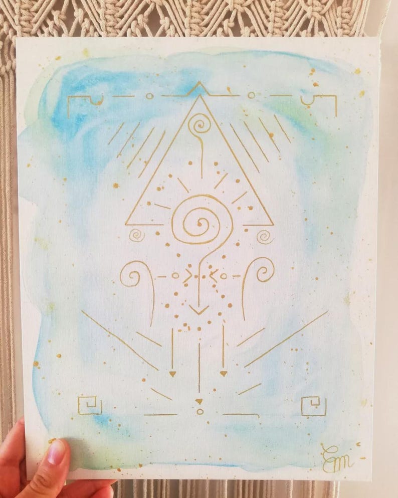 K&ouml;nnte beinhalten: Ein rechteckiger Kunstdruck mit einem Aquarellverlauf in Hellblau und Hellgr&uuml;n. &Uuml;ber dem Aquarell befindet sich eine symmetrische Illustration in Goldtinte, bestehend aus einem zentralen Dreieck, Spiralen, Punkten und geometrischen Linien.