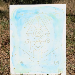 Puede incluir: Un lienzo rectangular con un fondo de acuarela en azul claro y verde pálido. Sobre el fondo se superponen intrincados dibujos de líneas en tinta dorada que representan un triángulo central, espirales, puntos y símbolos geométricos.