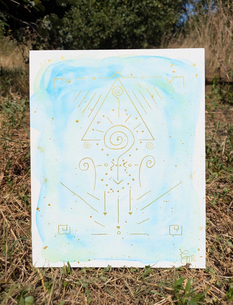 K&ouml;nnte beinhalten: Ein rechteckiges Leinwandgem&auml;lde mit einem hellblauen und blassgr&uuml;nen Aquarellhintergrund. &Uuml;berlagert sind filigrane goldene Tuschezeichnungen eines zentralen Dreiecks, Spiralen, Punkte und geometrische Symbole mit einer Signatur.