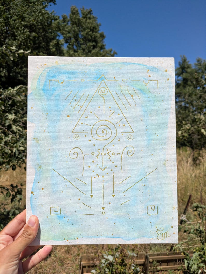 K&ouml;nnte beinhalten: Ein rechteckiger Kunstdruck mit einem hellblauen und wei&szlig;en Aquarellhintergrund und goldenen Linienzeichnungen. Das Design umfasst ein zentrales Dreieck, eine Spirale und verschiedene geometrische Symbole mit goldenen Farbspritzern.