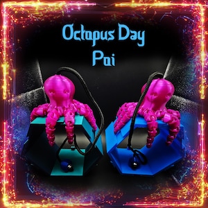 Könnte beinhalten: Zwei geometrische Boxen, eine türkis und schwarz, die andere blau, jede mit einer rosa Oktopusfigur. Die Boxen haben ein schwarzes Kabel und einen blauen Ohrhörer. Der Text "Octopus Day Pai" ist im Hintergrund.