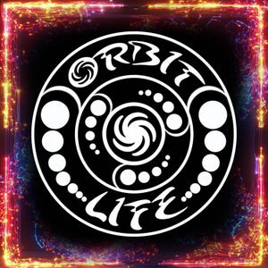 Peut inclure: Graphique circulaire blanc avec les mots "ORBIT LIFE" dans une police stylisée. Le design présente des cercles concentriques et des motifs de points sur un fond noir, encadré par une bordure lumineuse et colorée.