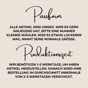 May include: Text on a beige background. The text reads "Passform" and "Produktionszeit" in cursive. The text below "Passform" explains sizing, and the text below "Produktionszeit" explains production time.