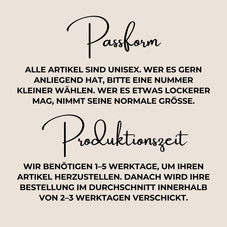 May include: Text on a beige background. The text reads "Passform" and "Produktionszeit" in cursive. The text below "Passform" explains sizing, and the text below "Produktionszeit" explains production time.