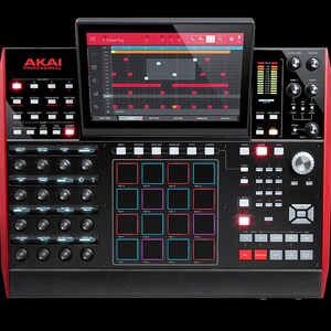 K&ouml;nnte beinhalten: Ein schwarzes und rotes Akai Professional MPC Musikproduktionszentrum mit einem Bildschirm, der eine Musikproduktionsschnittstelle anzeigt. Das Ger&auml;t verf&uuml;gt &uuml;ber zahlreiche Tasten, Pads und Kn&ouml;pfe zur Musikerstellung. Der Bildschirm zeigt eine rot-wei&szlig;e Oberfl&auml;che.
