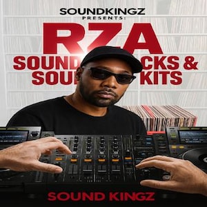 Puede incluir: Un hombre con gafas de sol y gorra negra está frente a una mesa de mezclas. La imagen presenta el texto "SOUNDKINGZ PRESENTS: RZA SOUNDS & KITS" en rojo y blanco. Una pila de discos de vinilo es visible en el fondo.