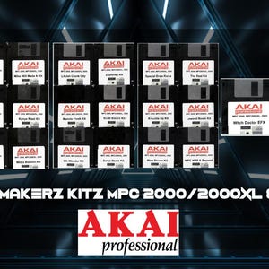 Könnte beinhalten: Eine Collage aus 20 Disketten, die mit "AKAI Professional" und verschiedenen Drum-Kit-Namen wie "Dr. Dre Kit", "Special Brew Snares" und "Witch Doctor EFX" beschriftet sind. Der Text "20 HITMAKERZ KITZ MPC 2000/2000XL & 3000" befindet sich unter der Collage, und darunter das AKAI Professional Logo.