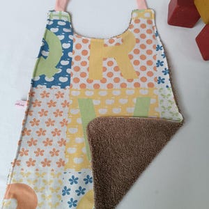 Babero reciclado - patrón alfabético - funda nórdica antigua - enfoque eco-responsable