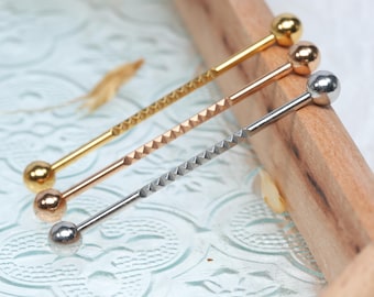 Barra Industrial Com Pirâmide - Joia Piercing Industrial - Barra Industrial 14G - Aço Cirúrgico - Brinco Cartilagem de Superfície - 38 mm