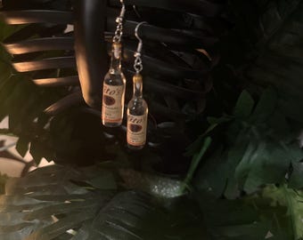 Pendientes de botella de vodka: joyas divertidas con alcohol