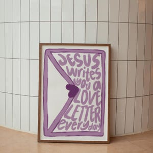 Jesús te escribe una carta de amor Arte mural cristiano diario, impresión artística moderna con letras moradas, póster cristiano coqueto dibujado a mano de moda