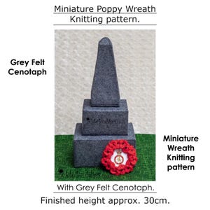 Könnte beinhalten: Ein Miniatur-Cenotaph aus grauem Filz mit einem rot-weißen Mohnkranz. Der Cenotaph ist etwa 30 cm hoch. Der Text auf dem Bild lautet "Miniature Poppy Wreath Knitting pattern" und "With Grey Felt Cenotaph."