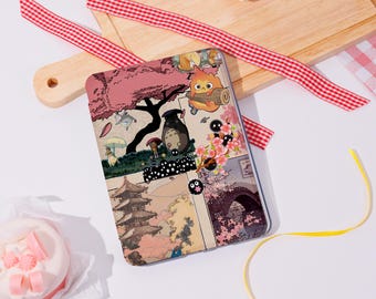 Könnte beinhalten: Eine mehrteilige Hülle mit Illustrationen von Charakteren und Szenen aus einem japanischen Animationsfilm. Das Design umfasst eine Pagode, eine Brücke mit Kirschblüten und verschiedene animierte Charaktere in einem farbenfrohen, skurrilen Stil.