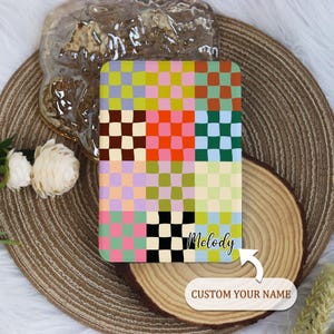 Può includere: Una copertina per quaderno a quadri colorati con il nome "Melody" stampato su di essa. La copertina è realizzata in un materiale resistente ed è perfetta per personalizzare il tuo quaderno.