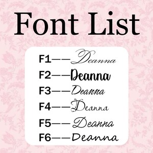 Op de afbeelding: Een afbeelding met een lettertypenlijst met de titel "Font List" in het zwart. De lijst bevat zes verschillende lettertypestijlen, elk met de naam "Deanna" in verschillende ontwerpen. De achtergrond heeft een roze bloemenpatroon.