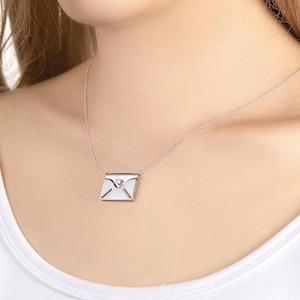 Collar con mensaje secreto y carta grabada, regalo para un año de noviazgo, collar conmemorativo para pareja, delicado colgante con mensaje secreto.