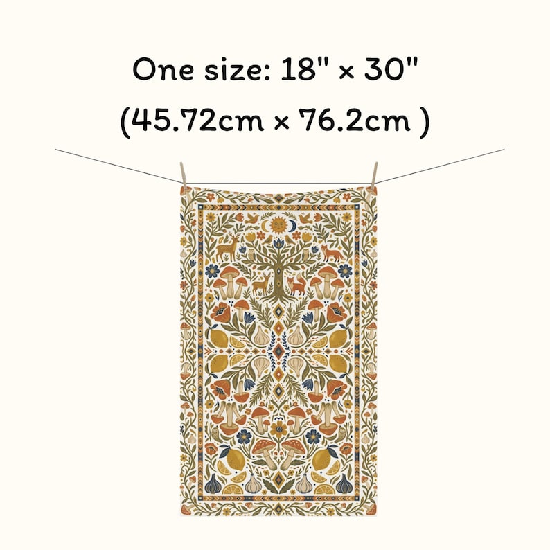 Puede incluir: Un tapiz rectangular con un dise&ntilde;o detallado con tem&aacute;tica de la naturaleza, con un &aacute;rbol central, ciervos, zorros, setas y elementos florales en tonos marrones, naranjas, amarillos y azules. El tapiz mide 45,72 cm x 76,2 cm. El texto en la imagen dice "One size: 18" x 30" (45.72cm x 76.2cm)".