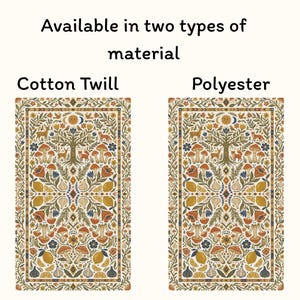 Puede incluir: Dos textiles rectangulares estampados, uno de sarga de algod&oacute;n y otro de poli&eacute;ster, presentan un dise&ntilde;o sim&eacute;trico con un &aacute;rbol central, ciervos, setas y varias frutas en tonos naranja, amarillo, azul y marr&oacute;n. El texto en la parte superior dice "Disponible en dos tipos de material."