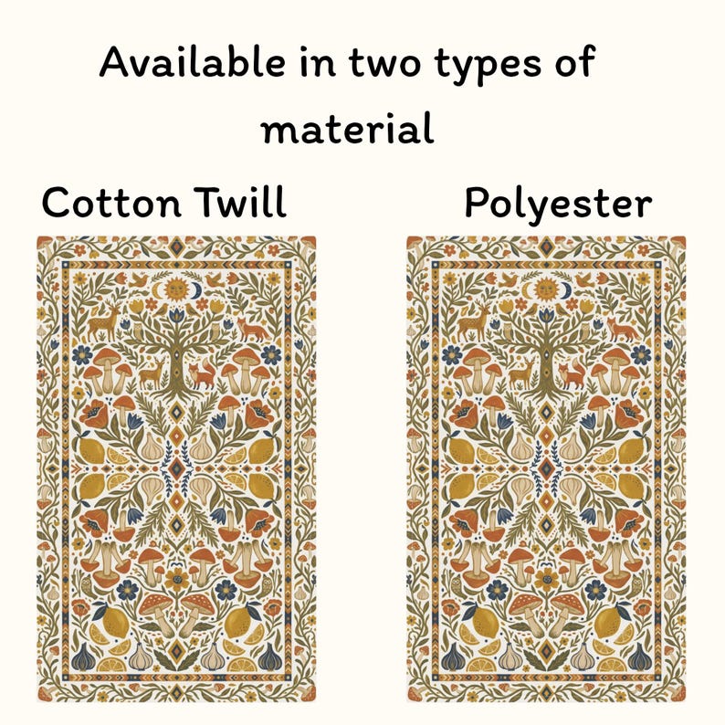 Puede incluir: Dos textiles rectangulares estampados, uno de sarga de algod&oacute;n y otro de poli&eacute;ster, presentan un dise&ntilde;o sim&eacute;trico con un &aacute;rbol central, ciervos, setas y varias frutas en tonos naranja, amarillo, azul y marr&oacute;n. El texto en la parte superior dice "Disponible en dos tipos de material."