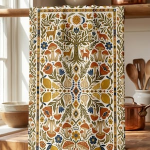 Puede incluir: Un pa&ntilde;o de cocina decorativo con un dise&ntilde;o forestal caprichoso. El pa&ntilde;o de color crema presenta un &aacute;rbol central con ciervos, zorros y b&uacute;hos, rodeado de setas, flores y limones. El borde tiene un patr&oacute;n de hojas repetido.