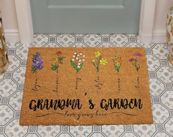 Felpudo de jardín personalizado para abuela, tapete personalizado con el nombre de los nietos, alfombra de fibra de coco con flores del mes de nacimiento, decoración "El amor crece aquí", regalo para el Día de la Madre