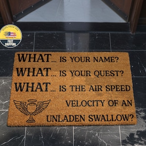 Felpudo de bienvenida divertido "¿Cuál es tu nombre?", inspirado en Monty Python, decoración divertida para el hogar, regalo de inauguración de la casa, alfombra para puerta de entrada de Monty Python