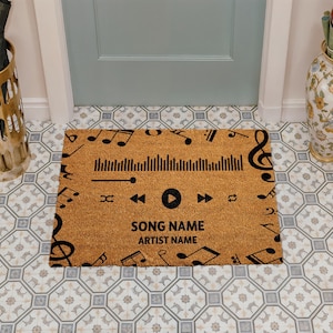 Felpudo personalizado con reproductor de música, con título de canción y nombre del artista, ideal para amantes de la música. Regalo perfecto para la entrada de tu casa.