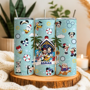 Puede incluir: Tres vasos de acero inoxidable con un fondo azul claro y un tema de crucero de Disney. Los vasos presentan varios personajes de Disney, incluyendo Mickey Mouse, Minnie Mouse, Donald Duck y Goofy. El nombre "SARAH" está impreso en uno de los vasos.