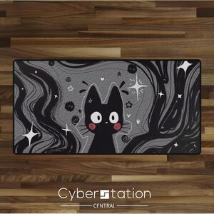 Op de afbeelding: Een rechthoekige muismat met een cartoon zwarte kat met grote ogen en rode wangen. De achtergrond heeft wervelende zwarte lijnen, sterren en andere decoratieve elementen. De tekst "Cyber Station Central" staat onderaan.