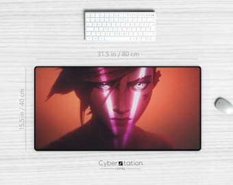 以下が含まれることがあります： 光る目とピンク色のアクセントが特徴のキャラクターのクローズアップが描かれた、大きな黒い長方形のマウスパッド。マウスパッドのサイズは80cm×40cmです。白いキーボードとマウスも表示されています。