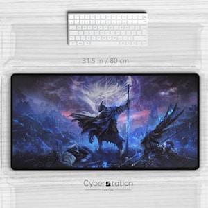 Könnte beinhalten: Eine große rechteckige Mausunterlage mit Fantasy-Art-Design, 80 cm lang und 40 cm breit. Das Kunstwerk zeigt eine bekleidete Figur mit einem Stab in einer blau-violetten Landschaft. Eine weiße Tastatur und Maus sind ebenfalls sichtbar.