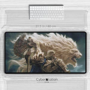 Puede incluir: Un gran león blanco con melena y un guerrero con un hacha grande de pie frente a él. La imagen está sobre un fondo negro con el texto "Cyberstation Central" en la parte inferior.