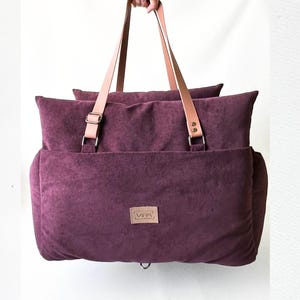 Asiento de coche y transportín para perros de terciopelo violeta intenso mágico, asiento de coche de diseño, cama de lujo para perros para viajar, cama de viaje multifuncional para mascotas