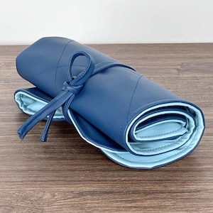 Manta de picnic de cuero vegano hecha a mano, alfombra enrollable portátil para perros, manta de picnic delgada, accesorios de viaje de alta costura para perros, regalo para la playa y conciertos.