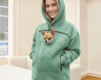 Marsupio con cappuccio per animali domestici in bouclé color smeraldo fatto a mano - Morbido pullover per cani e gatti con tasca, comoda alternativa alla tracolla per chihuahua