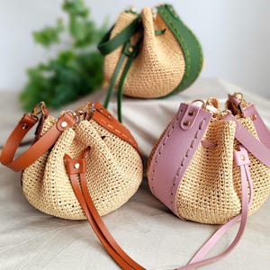 Bolso de rafia personalizado con detalles de cuero: bolso estilo cubo bohemio hecho a mano, para hombro o pulsera, bolso de verano natural.