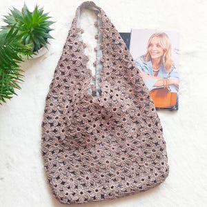 Handgemachte Häkeltasche aus Raffia – Blumendesign, Boho-Stil, umweltfreundlich, individuelle Farben, Sommer- und Strandtasche
