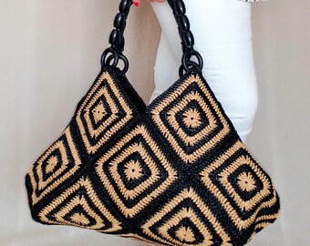 Two-Tone Raffia Bag: Black Pearl & Natural Beige with Wooden Handle – Boho Elegance