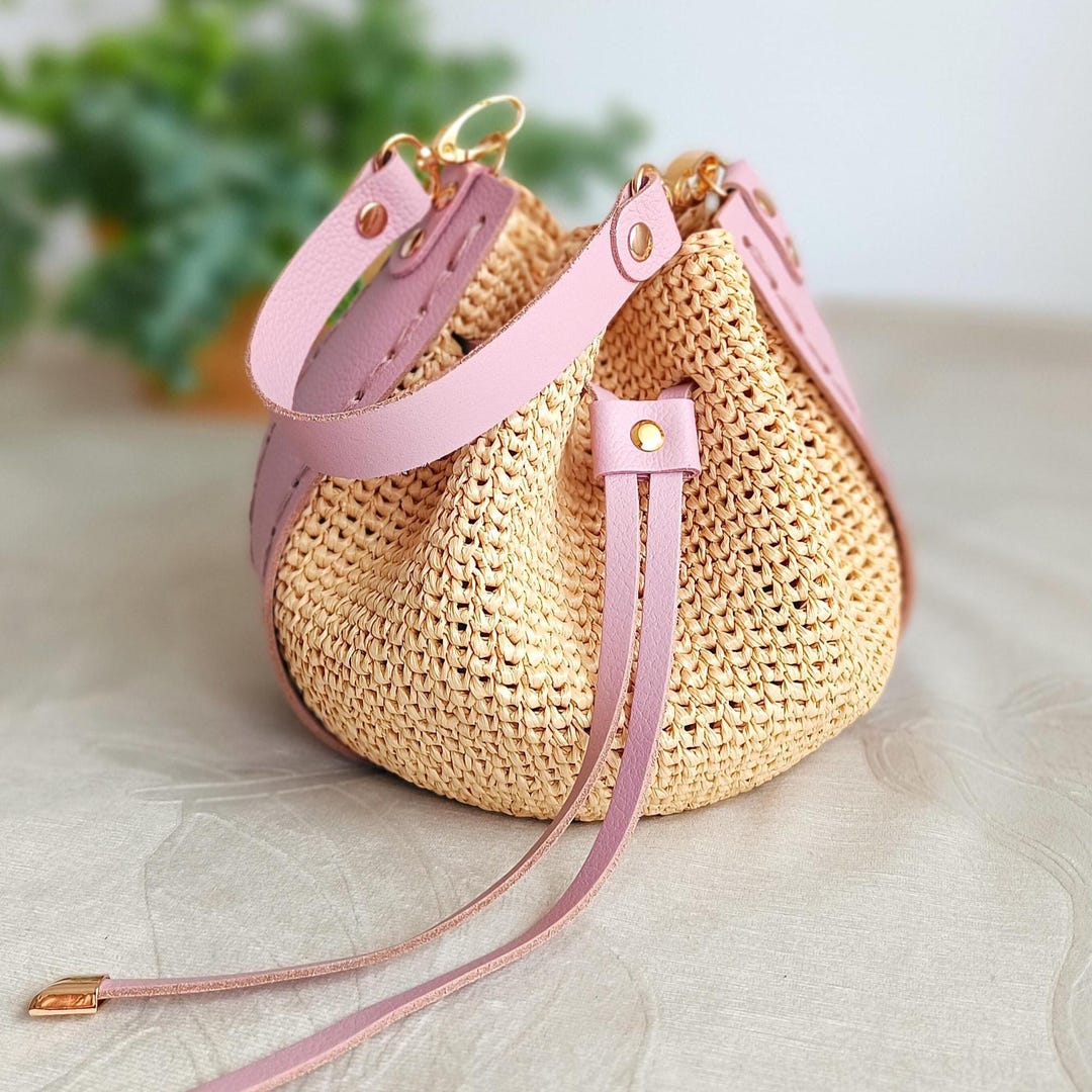 Bolso de rafia hecho a mano con detalles en piel rosa, bolso boho