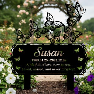 Pu&ograve; includere: Paletto da giardino commemorativo in metallo nero con ritagli di farfalle e il nome "Susan" con le date 1963.01.25-2023.12.08. L'iscrizione recita: "Una vita piena d'amore, ora in pace. Amato, perso e mai dimenticato."