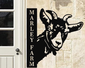 Puede incluir: Letrero de metal negro con la cabeza de una cabra y las palabras "MARLEY FARM" en mayúsculas verticales. El letrero está montado en una pared de ladrillo junto a una puerta blanca.