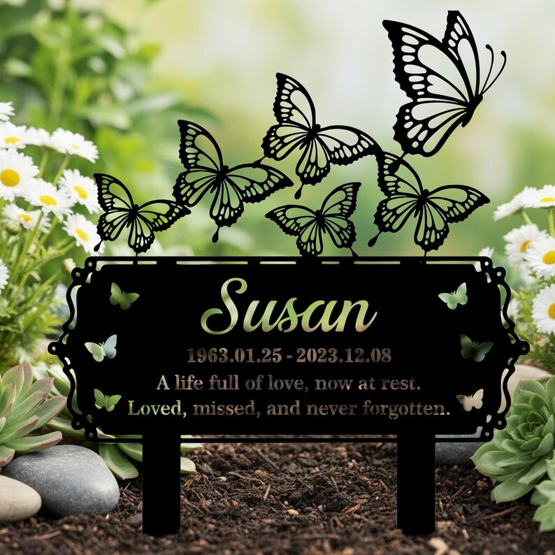 Pu&ograve; includere: Paletto da giardino in metallo nero con ritagli di farfalle e il nome "Susan" con le date 1963.01.25-2023.12.08. L'iscrizione recita: "Una vita piena d'amore, ora a riposo. Amato, perso e mai dimenticato."