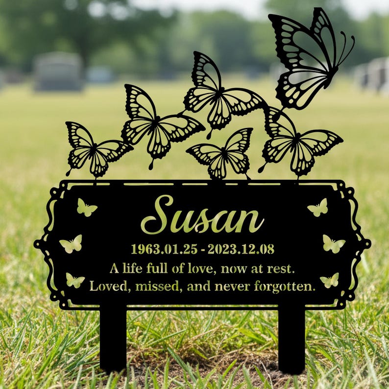 Pu&ograve; includere: Paletto commemorativo da giardino in metallo nero con decorazioni a farfalla. Il paletto presenta il nome "Susan", le date e l'iscrizione: "A life full of love, now at rest. Loved, missed, and never forgotten."