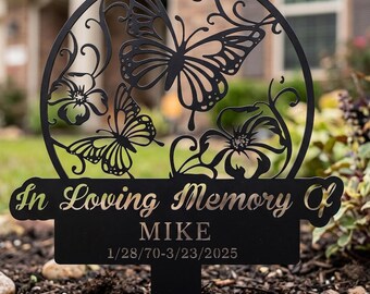 Può includere: Paletto da giardino in metallo nero con un design a farfalla e floreale. Il paletto recita "In Loving Memory Of" e include il nome "MIKE" e le date 1/28/70-3/23/2025.