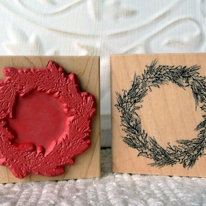 Puede incluir: Dos sellos de goma montados en madera, uno con un diseño de corona roja y el otro con un diseño de corona negra.