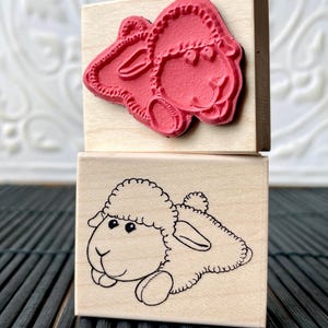 Sello de goma de juguete de bebé con forma de cordero de peluche de oldislandstamps